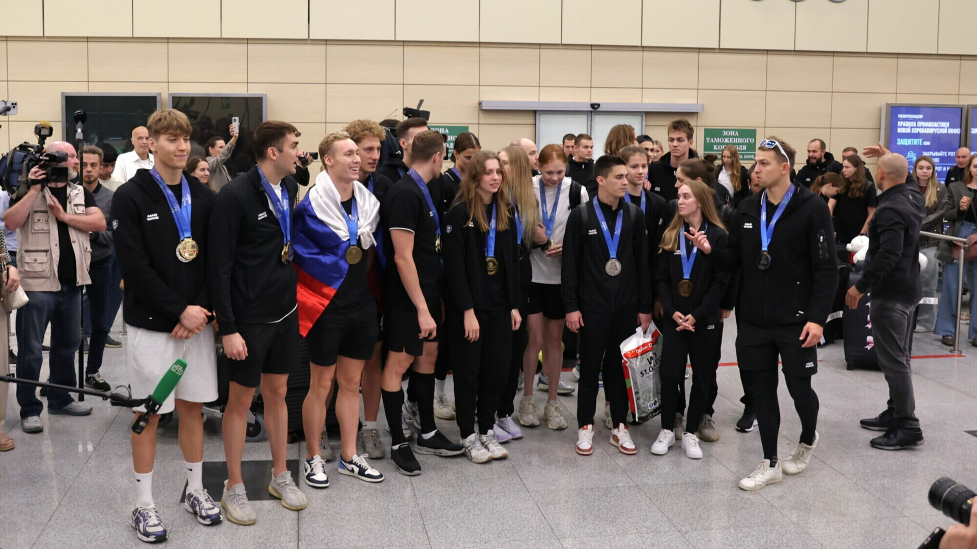 Наши герои спели гимн России после триумфа на чемпионате мира. И никакие запреты не остановили! Наши герои спели гимн России после триумфа на чемпионате мира. И никакие запреты не остановили!