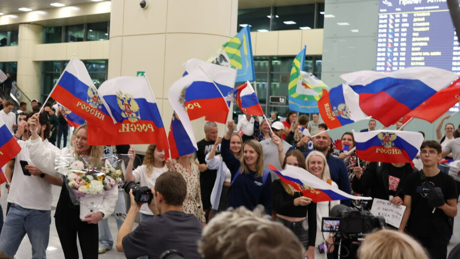 Наши герои спели гимн России после триумфа на чемпионате мира. И никакие запреты не остановили! Наши герои спели гимн России после триумфа на чемпионате мира. И никакие запреты не остановили!