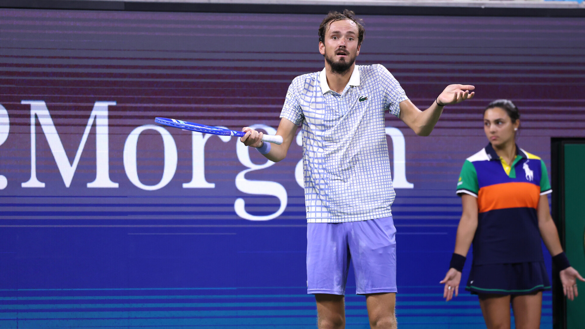 Медведев возмутился решением судьи на US Open, американские фанаты встали на сторону россиянина и едва не сорвали матч Медведев возмутился решением судьи на US Open, американские фанаты встали на сторону россиянина и едва не сорвали матч