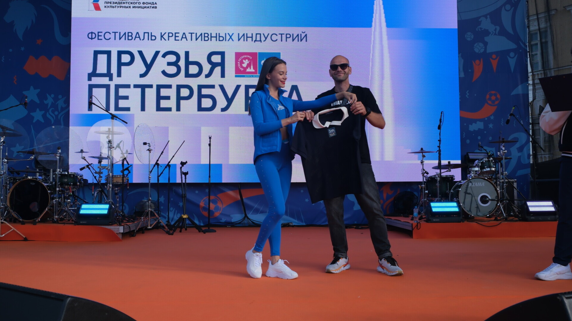 В Петербурге создали капсульную коллекцию в честь 100‑летия «Зенита» В Петербурге создали капсульную коллекцию в честь 100‑летия «Зенита»