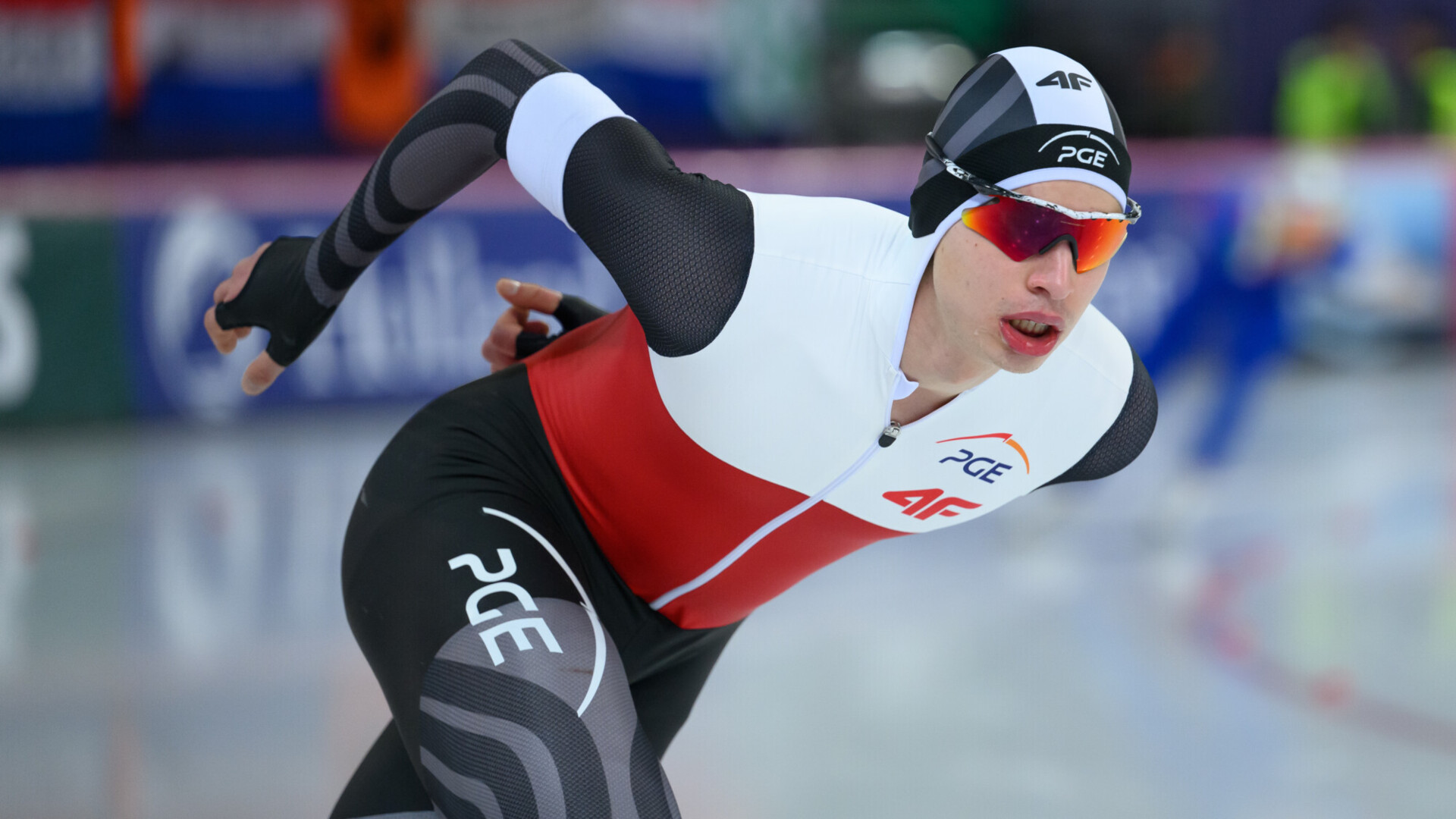 Предавший Россию чемпион в экстазе от паспорта Польши. Даже гимн выучил! Предавший Россию чемпион в экстазе от паспорта Польши. Даже гимн выучил!