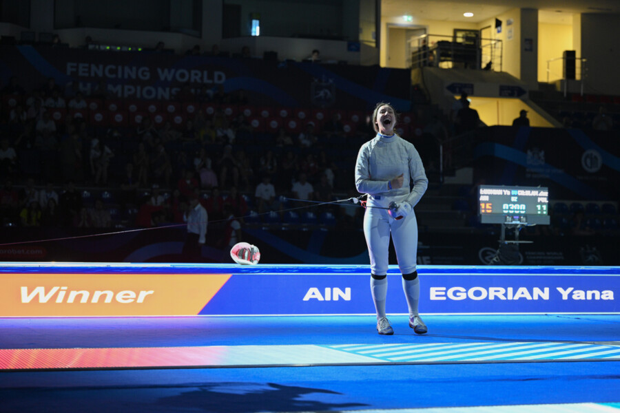 Украинка позорно сбежала с пьедестала чемпионата мира. Не вынесла триумфа России Украинка позорно сбежала с пьедестала чемпионата мира. Не вынесла триумфа России