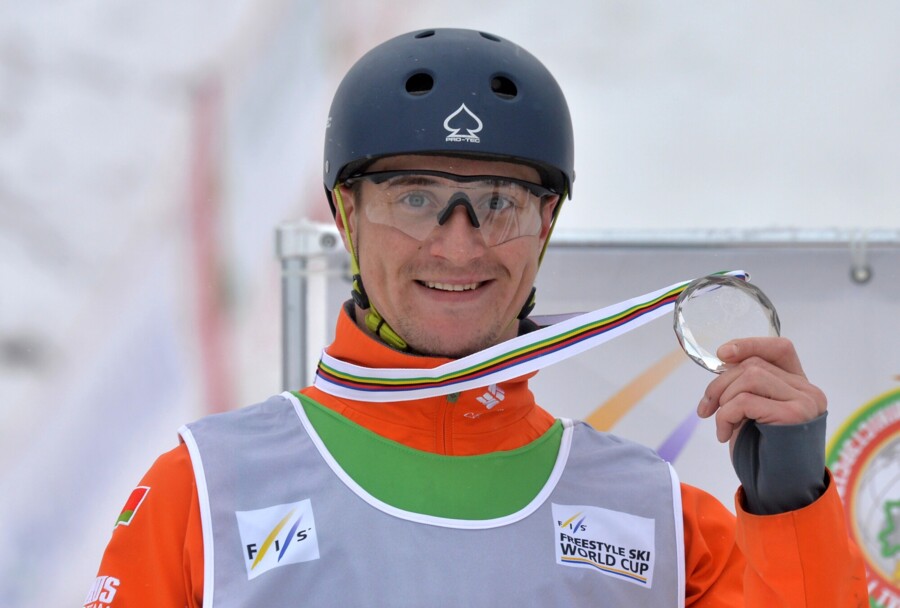 Жуткая смерть чемпиона. Автомобиль снес Максима на проезжей части Жуткая смерть чемпиона. Автомобиль снес Максима на проезжей части