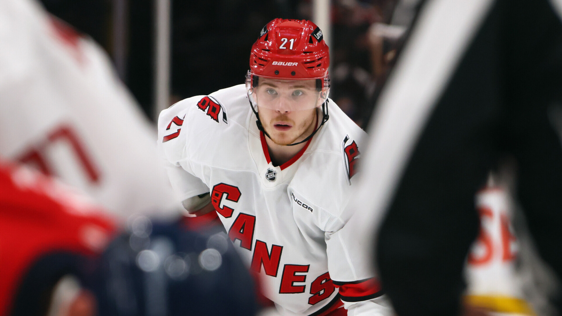 Защитник «Каролины» Никишин забросил первую шайбу в НХЛ Защитник «Каролины» Никишин забросил первую шайбу в НХЛ
