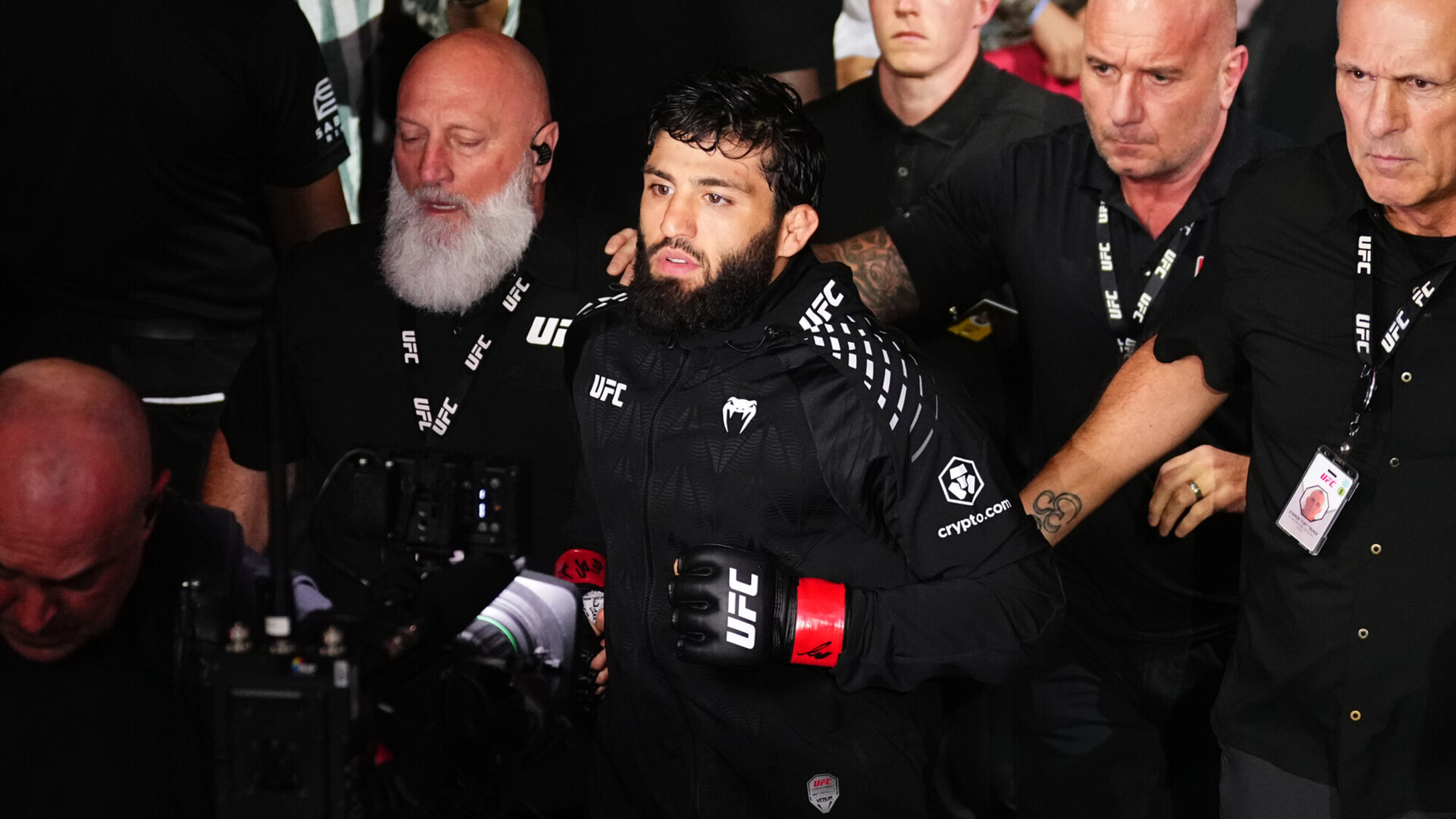 Царукян победил Хукера в главном бою на турнире UFC в Катаре Царукян победил Хукера в главном бою на турнире UFC в Катаре