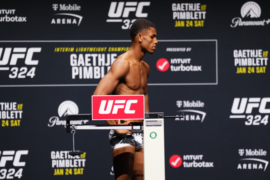 Боец рухнул лицом в пол после взвешивания. Страшный эпизод в UFC Боец рухнул лицом в пол после взвешивания. Страшный эпизод в UFC
