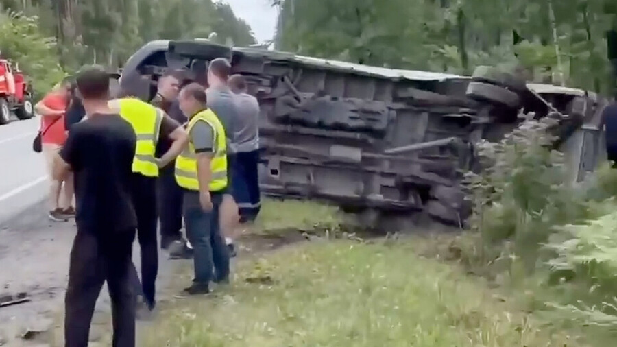 Российская хоккейная команда попала в страшную аварию. Автобус улетел в кювет и перевернулся Российская хоккейная команда попала в страшную аварию. Автобус улетел в кювет и перевернулся