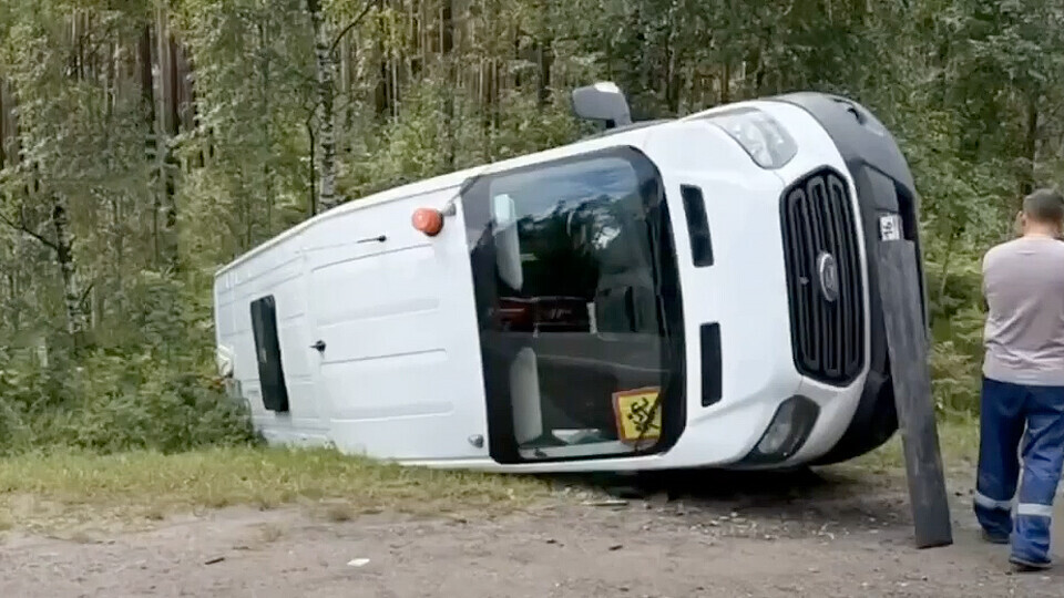 Российская хоккейная команда попала в страшную аварию. Автобус улетел в кювет и перевернулся Российская хоккейная команда попала в страшную аварию. Автобус улетел в кювет и перевернулся