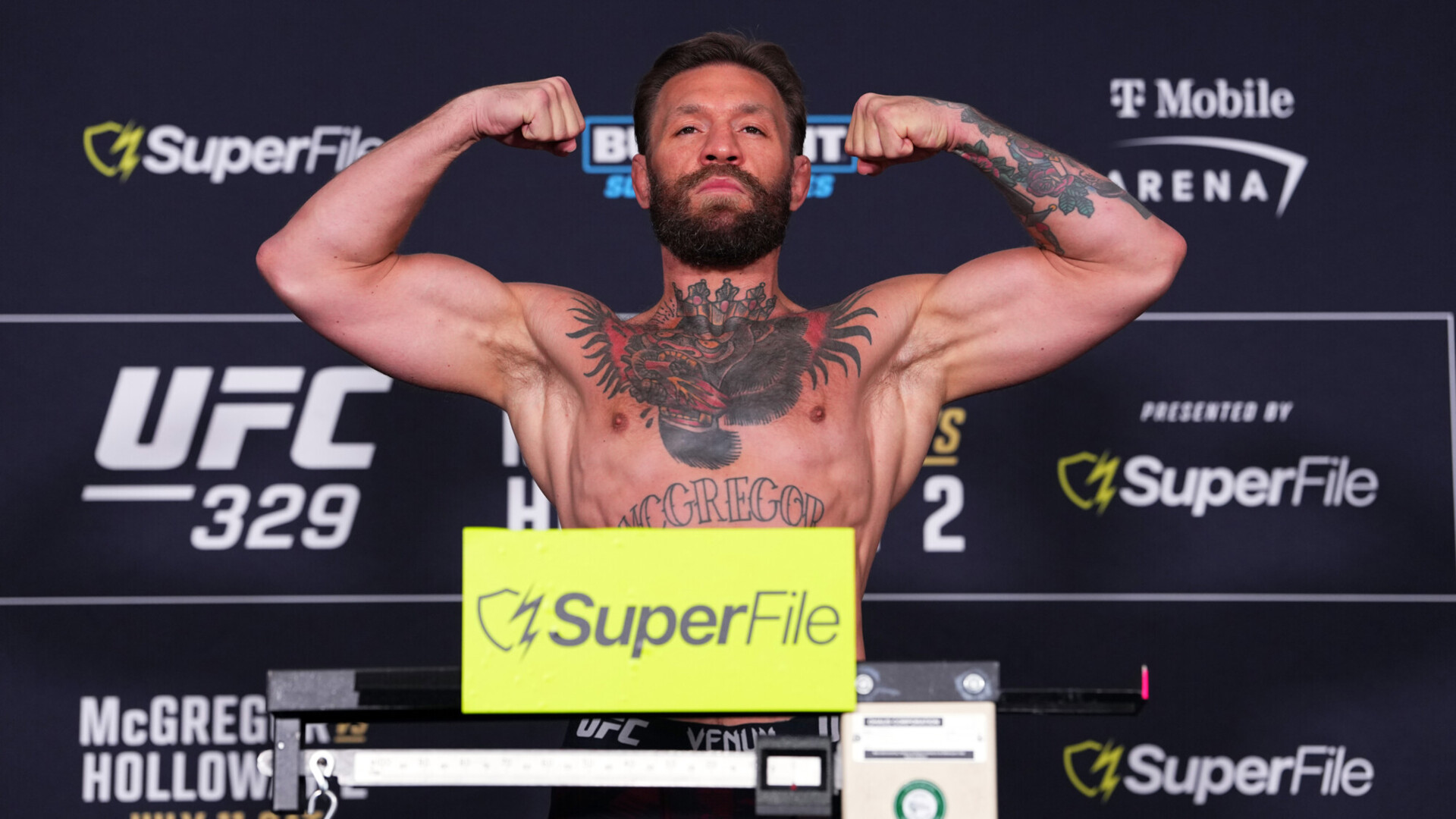 Макгрегор уложился в вес перед боем против Холлоуэя на турнире UFC 329 Макгрегор уложился в вес перед боем против Холлоуэя на турнире UFC 329